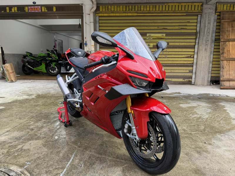 张雪机车 820RR