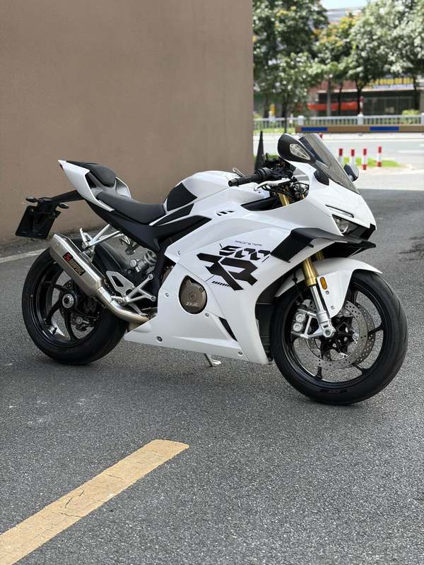 张雪机车 500RR