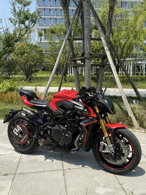 奥古斯塔 Brutale 1000