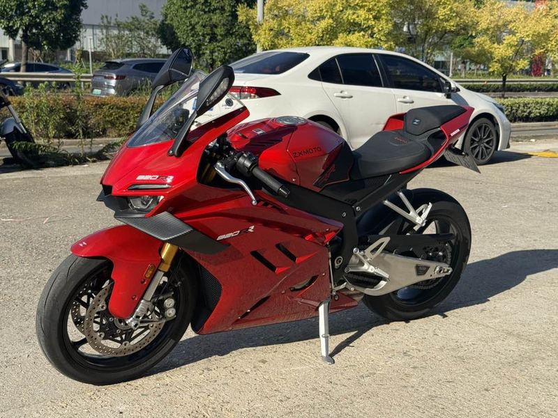 张雪机车 820RR