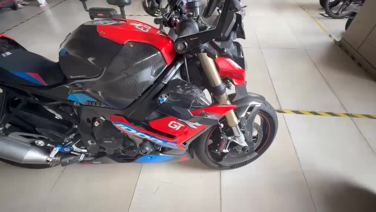宝马 S 1000 R