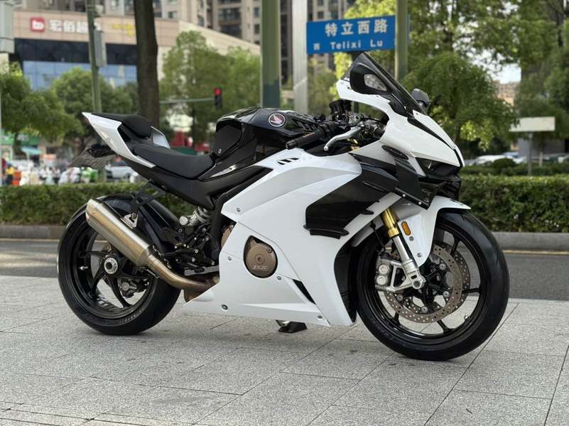 张雪机车 500RR