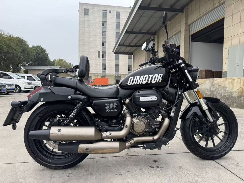 QJMOTOR 闪300S