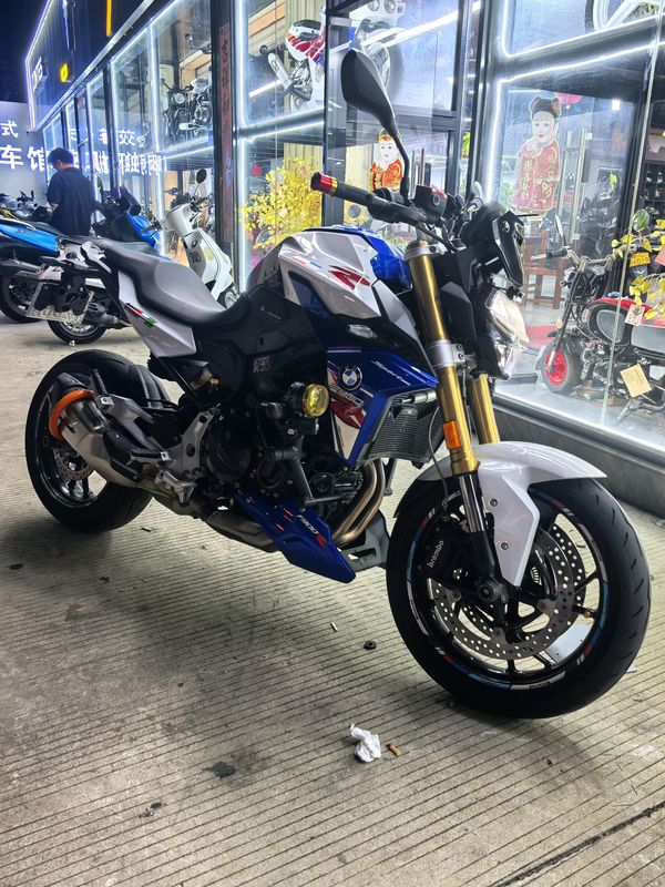 宝马 F 900 R