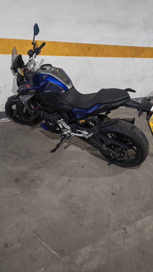 宝马 F 900 R