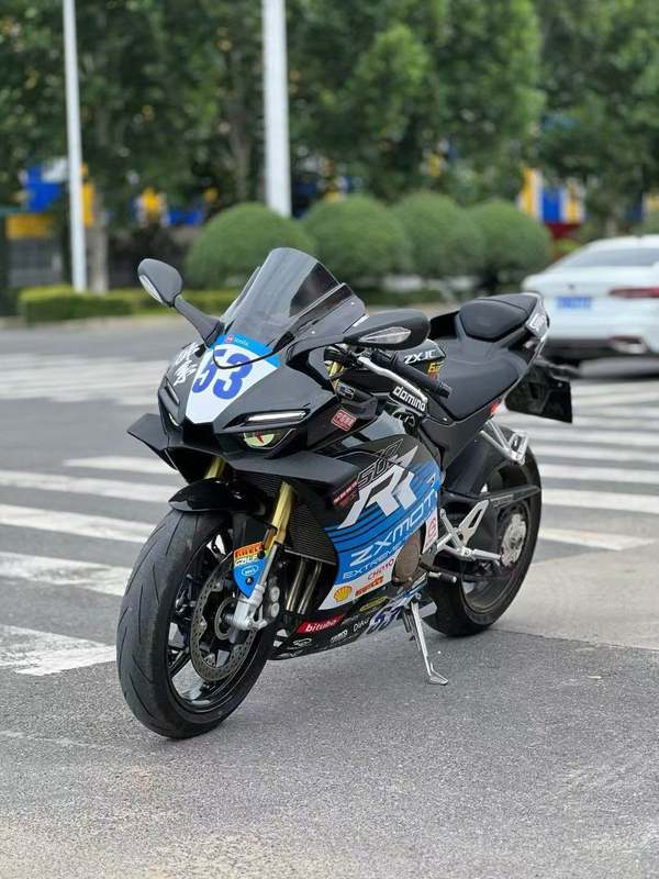 张雪机车 500RR