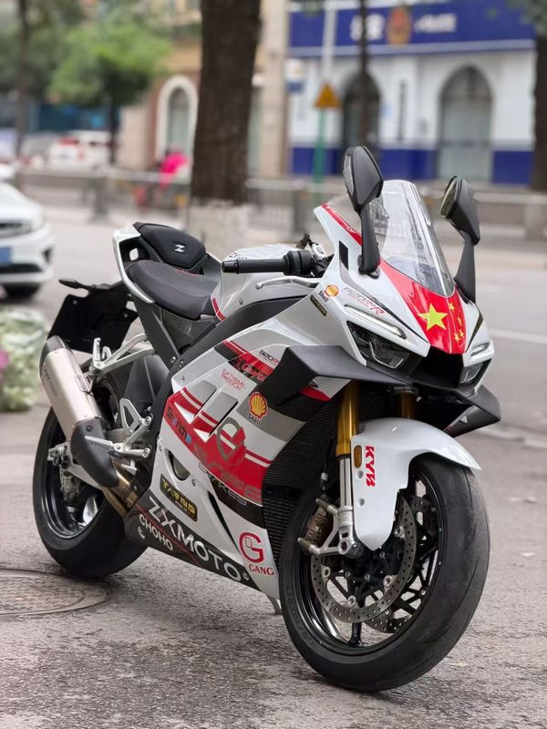 张雪机车 820RR