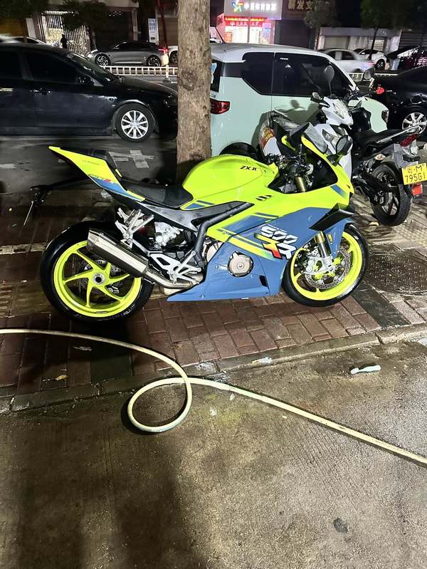 张雪机车 500RR