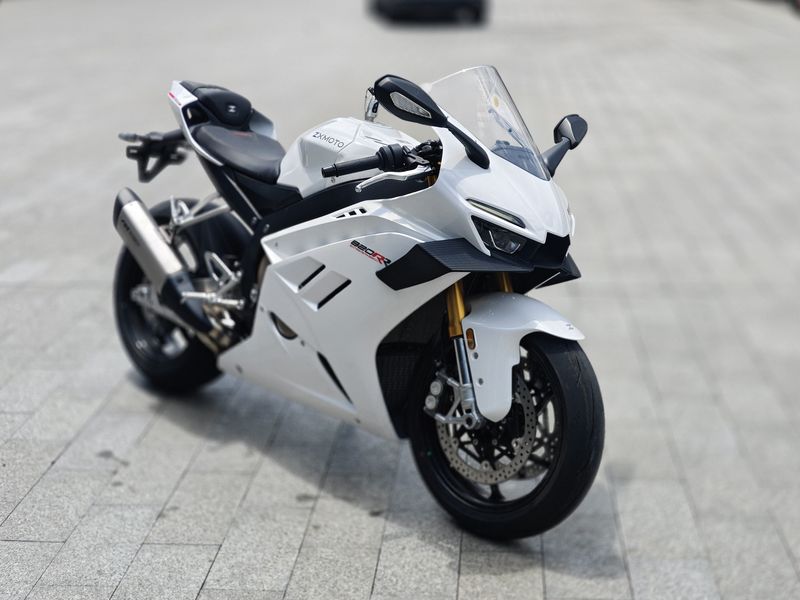 张雪机车 820RR