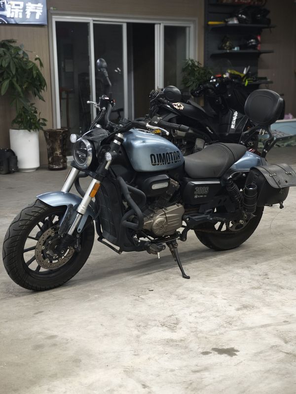 QJMOTOR 闪300S