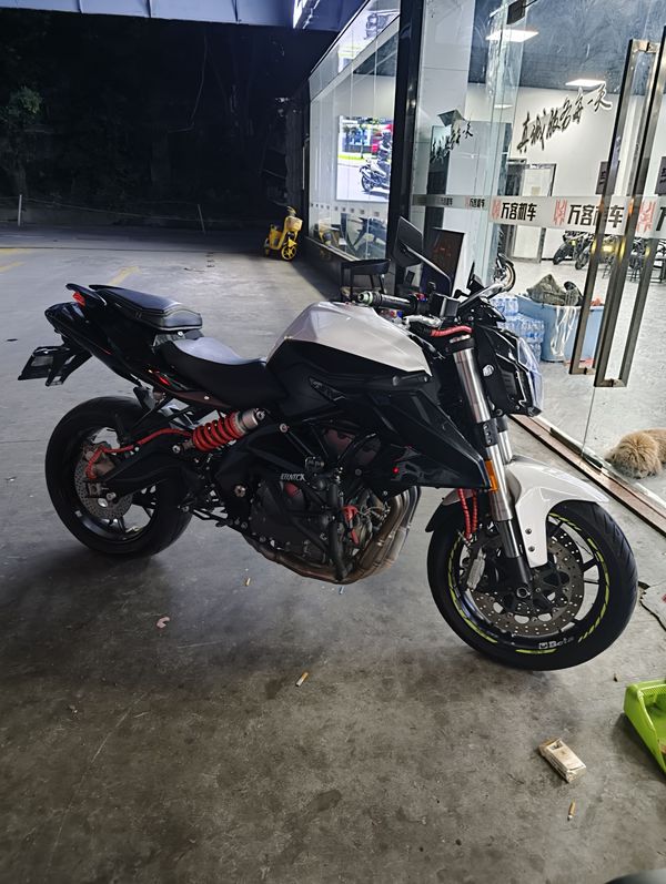 贝纳利 TNT600i