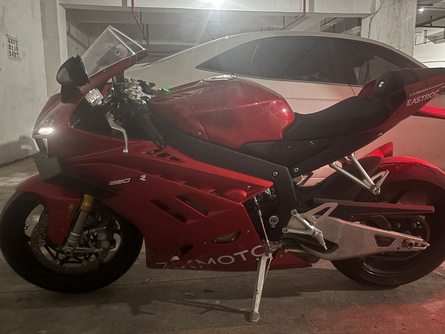 张雪机车 820RR
