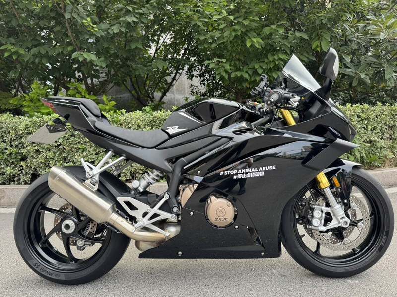 张雪机车 500RR