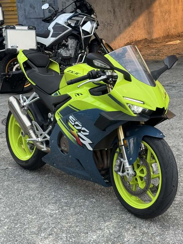 张雪机车 500RR