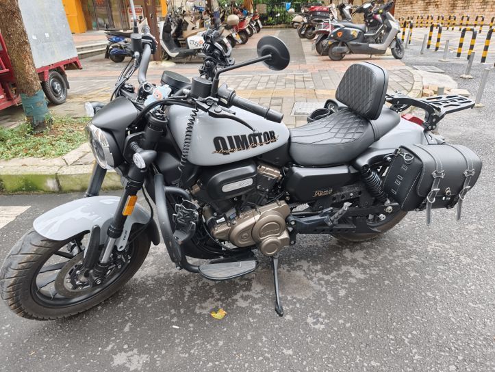 QJMOTOR 闪300S