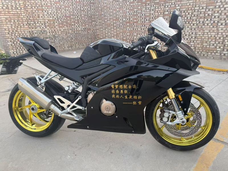 张雪机车 500RR