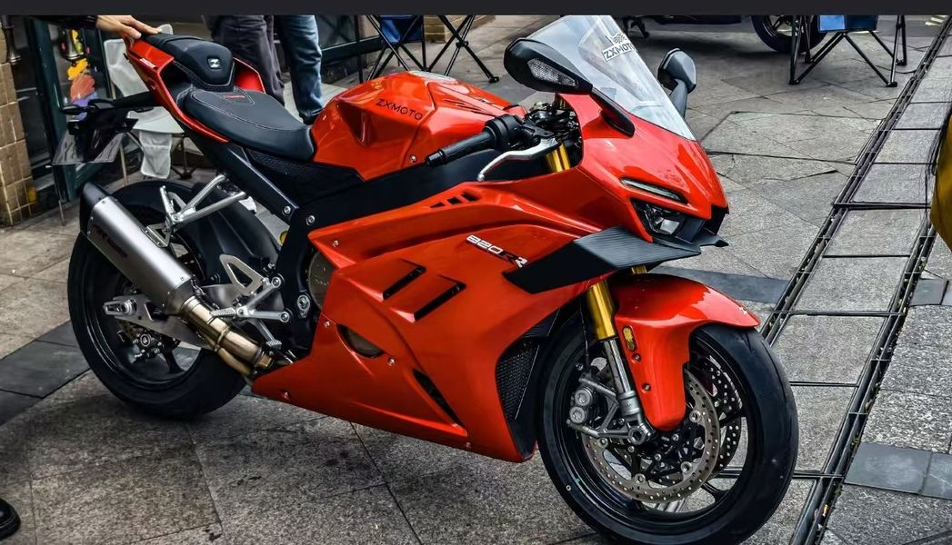 张雪机车 820RR