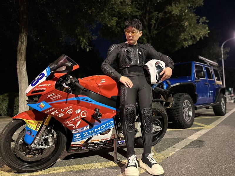 张雪机车 820RR