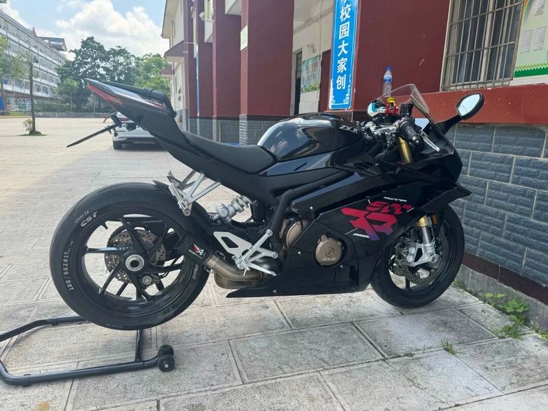 张雪机车 500RR