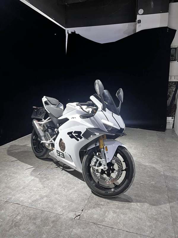 张雪机车 500RR