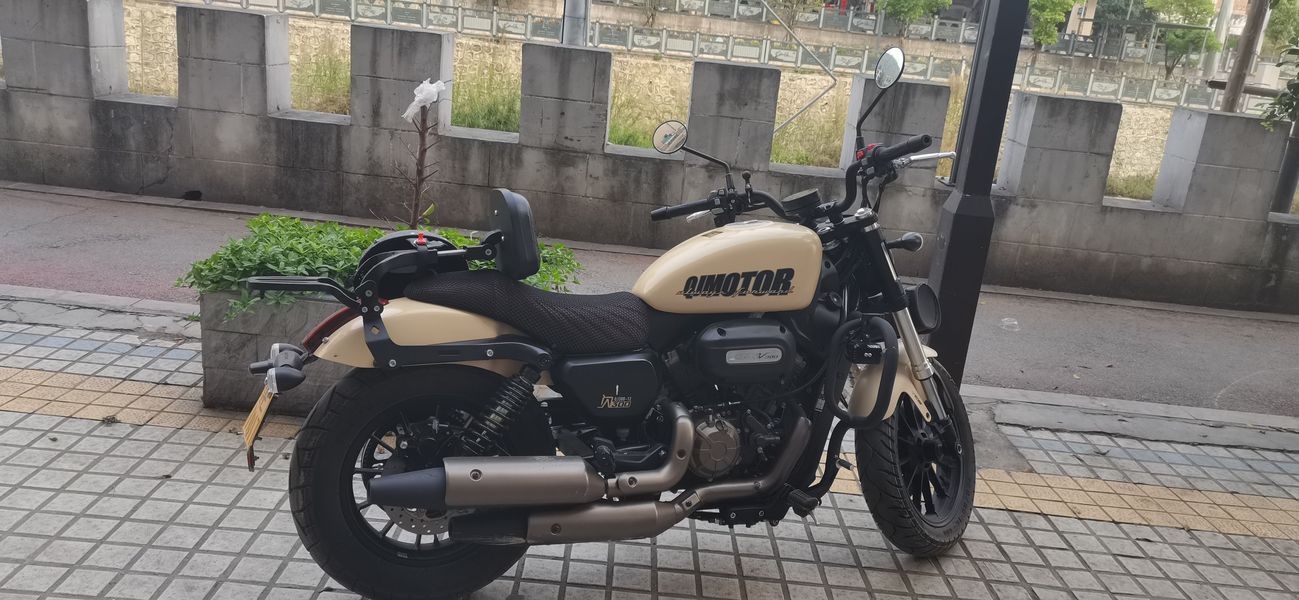 QJMOTOR 闪300S