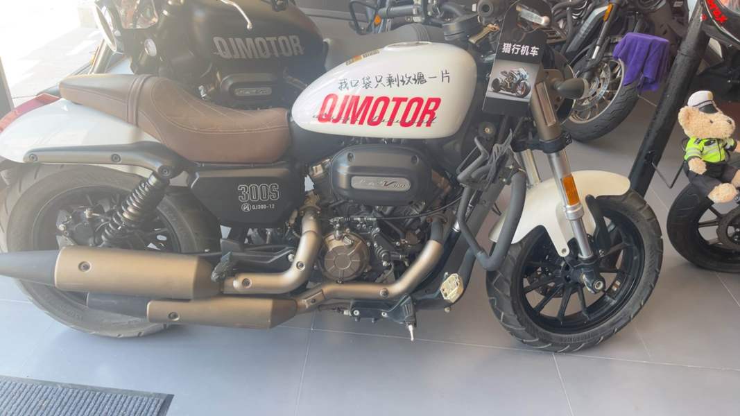 QJMOTOR 闪300S