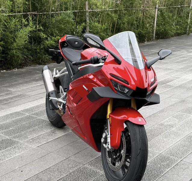 张雪机车 820RR