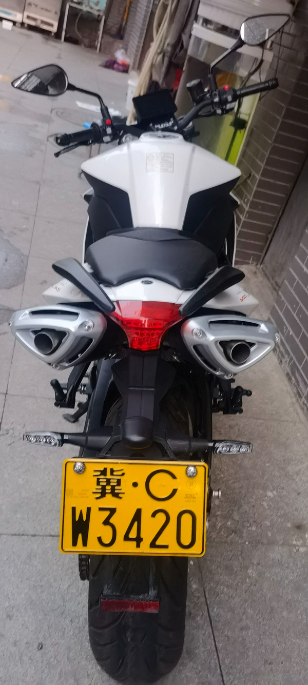 贝纳利 TNT600i