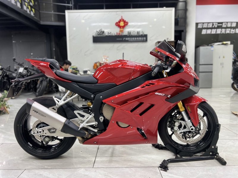 张雪机车 820RR