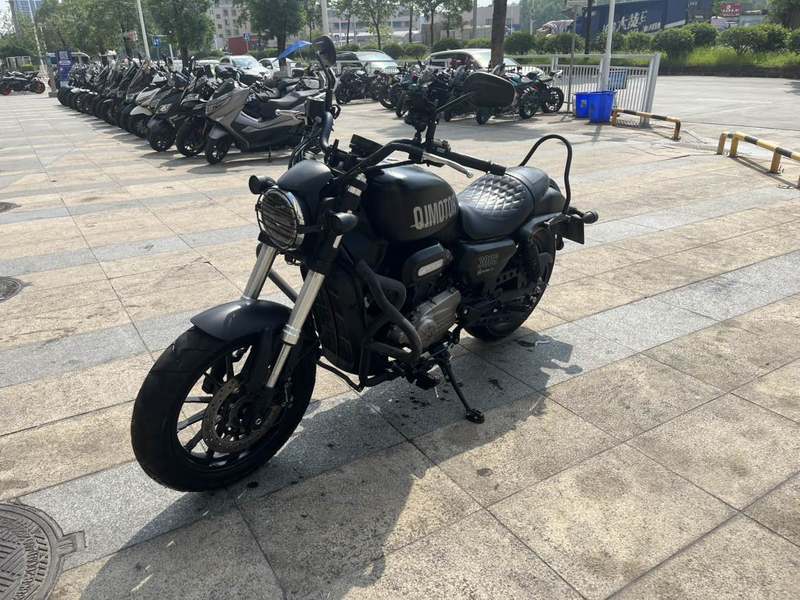 QJMOTOR 闪300S