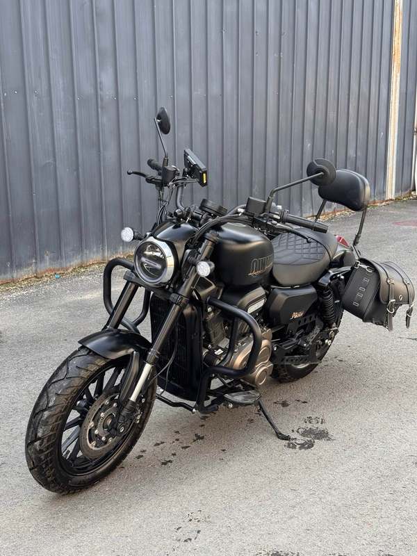 QJMOTOR 闪300S
