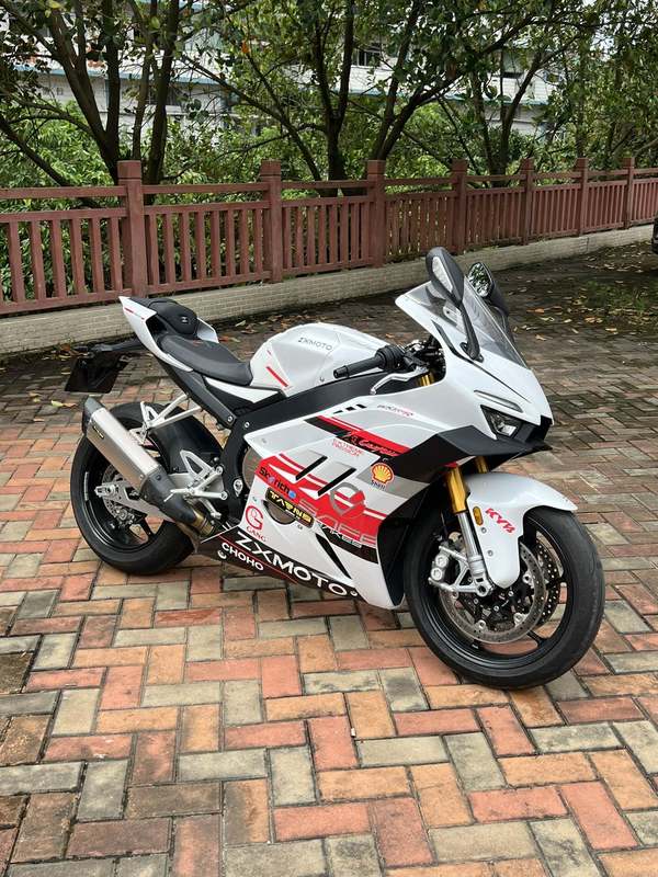 张雪机车 820RR
