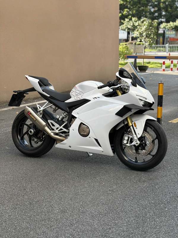 张雪机车 500RR