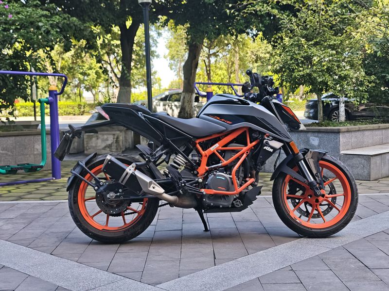 KTMR2R 390 Duke
