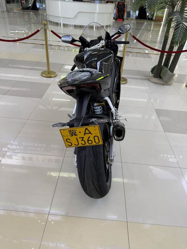 张雪机车 820RR