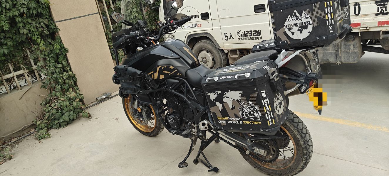 贝纳利 TRK702
