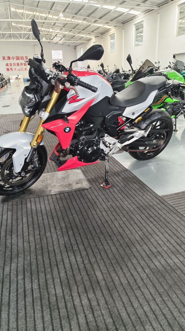 宝马 F 900 R