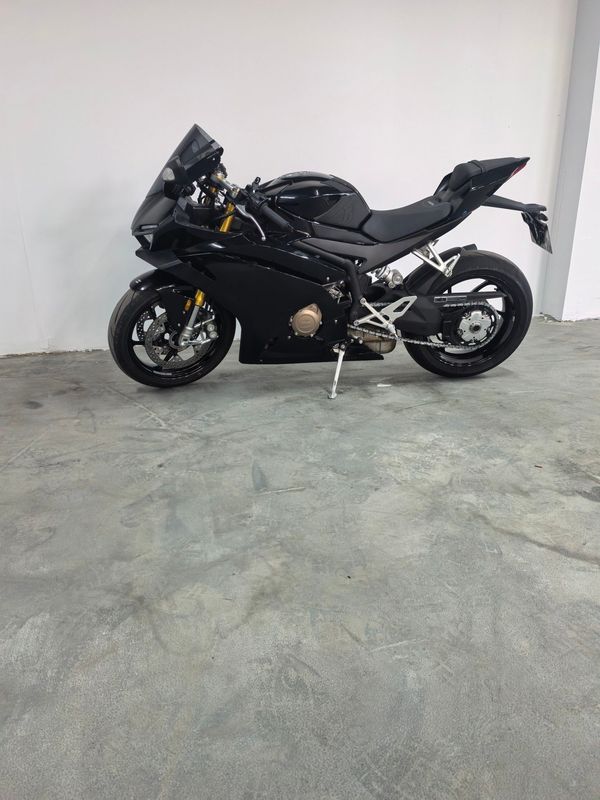 张雪机车 500RR