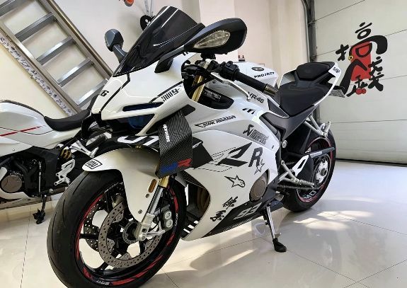 张雪机车 500RR