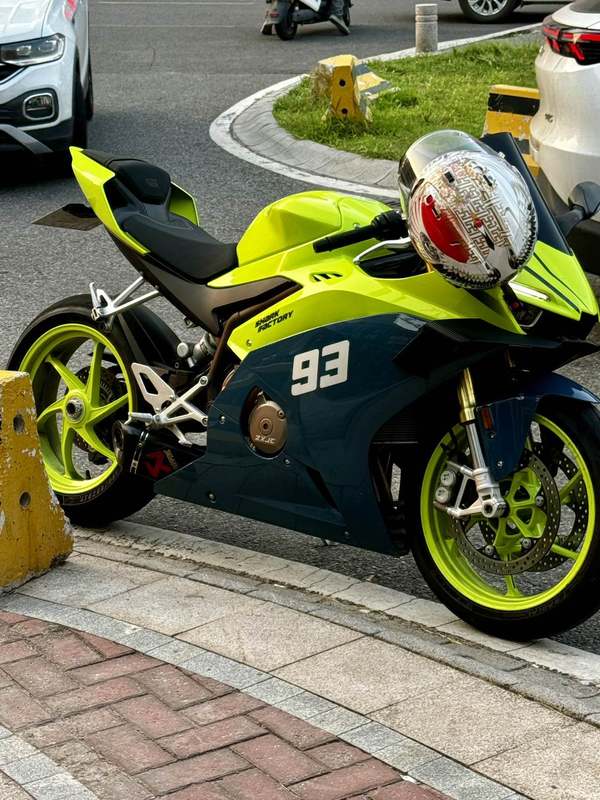 张雪机车 500RR