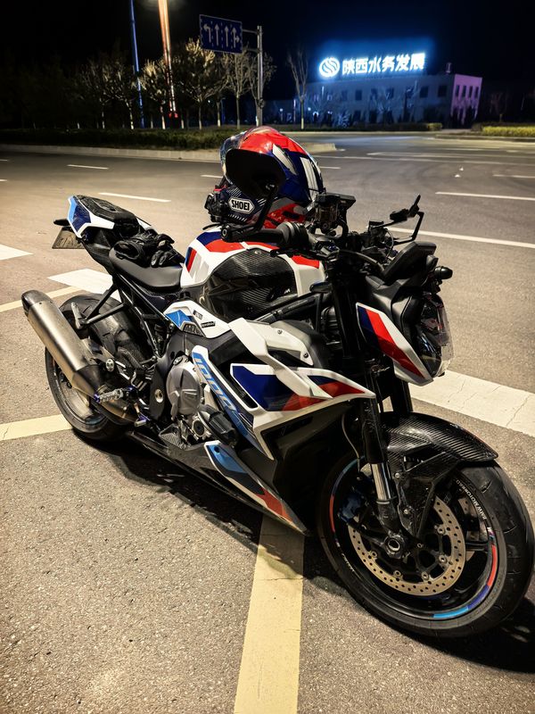 宝马 M 1000 R