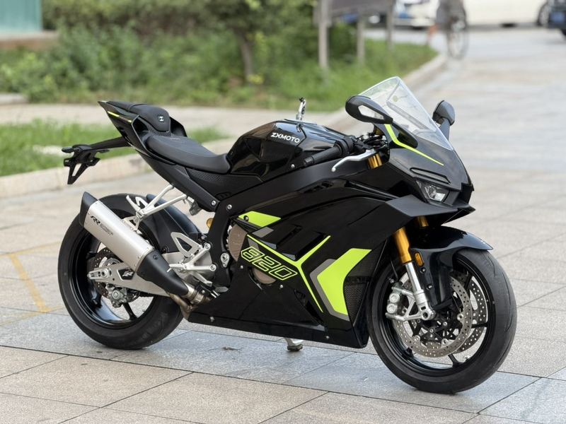 张雪机车 820RR