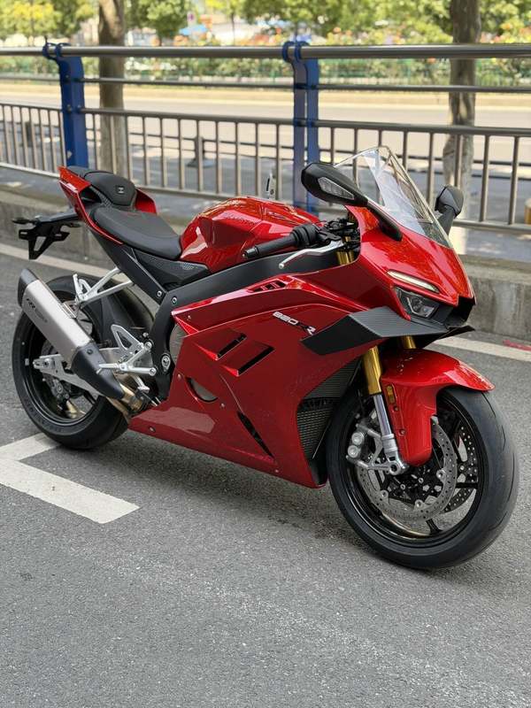 张雪机车 820RR