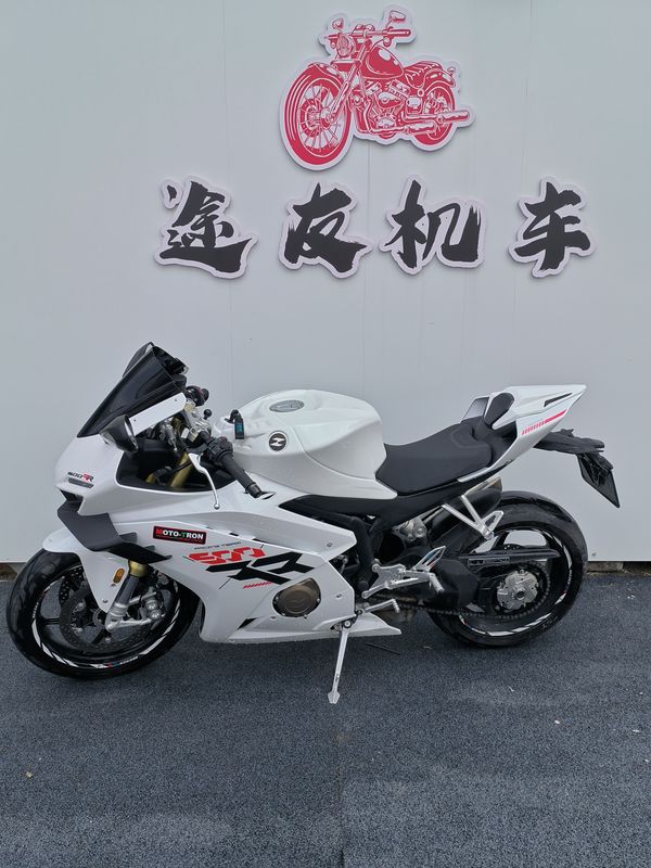 张雪机车 500RR