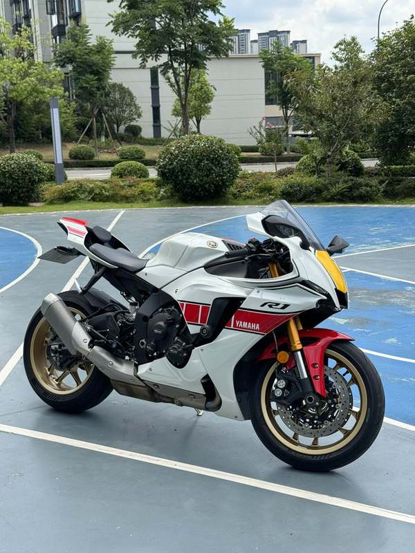 雅马哈 YZF-R1
