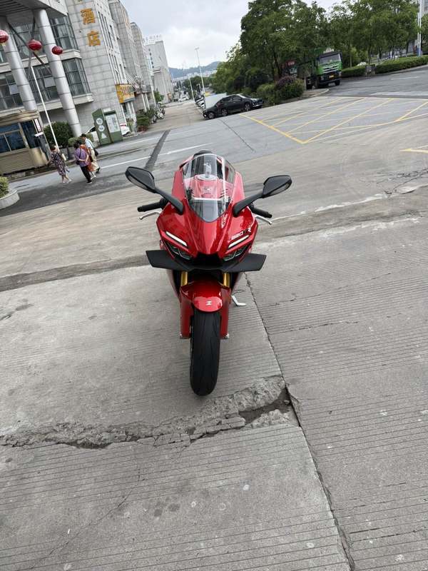 张雪机车 820RR
