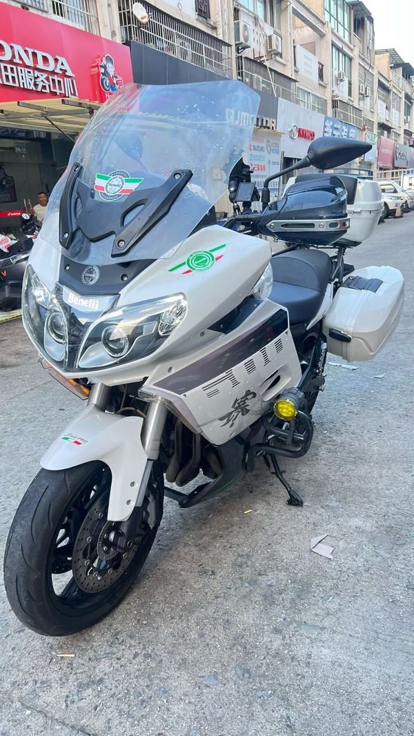 贝纳利 BN 600 GT