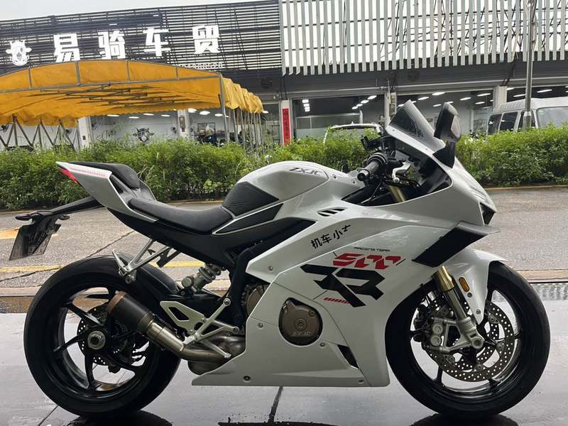 张雪机车 500RR