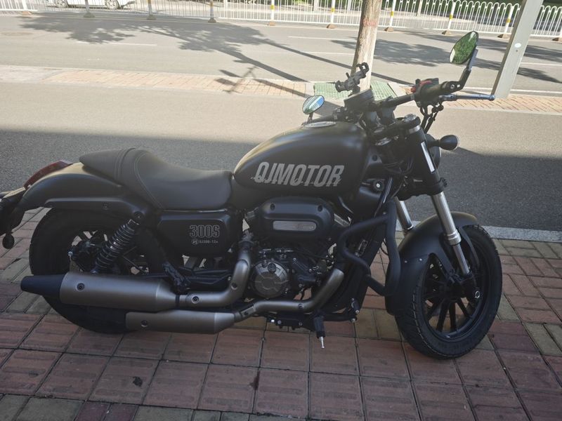 QJMOTOR 闪300S
