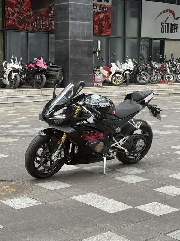 张雪机车 500RR